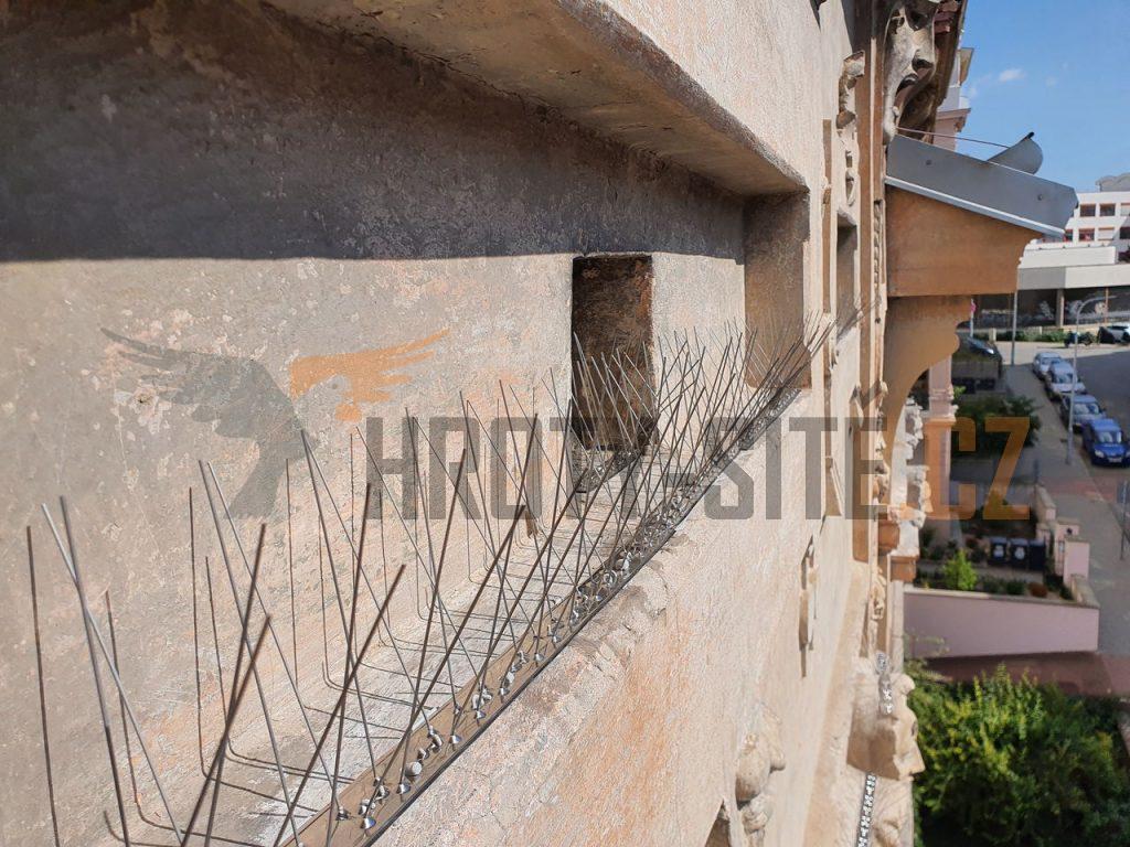 Hroty-Sítě: Profesionální montáž ochrany proti ptactvu. Hroty-Sítě: Profesionální montáž ochrany proti ptactvu.