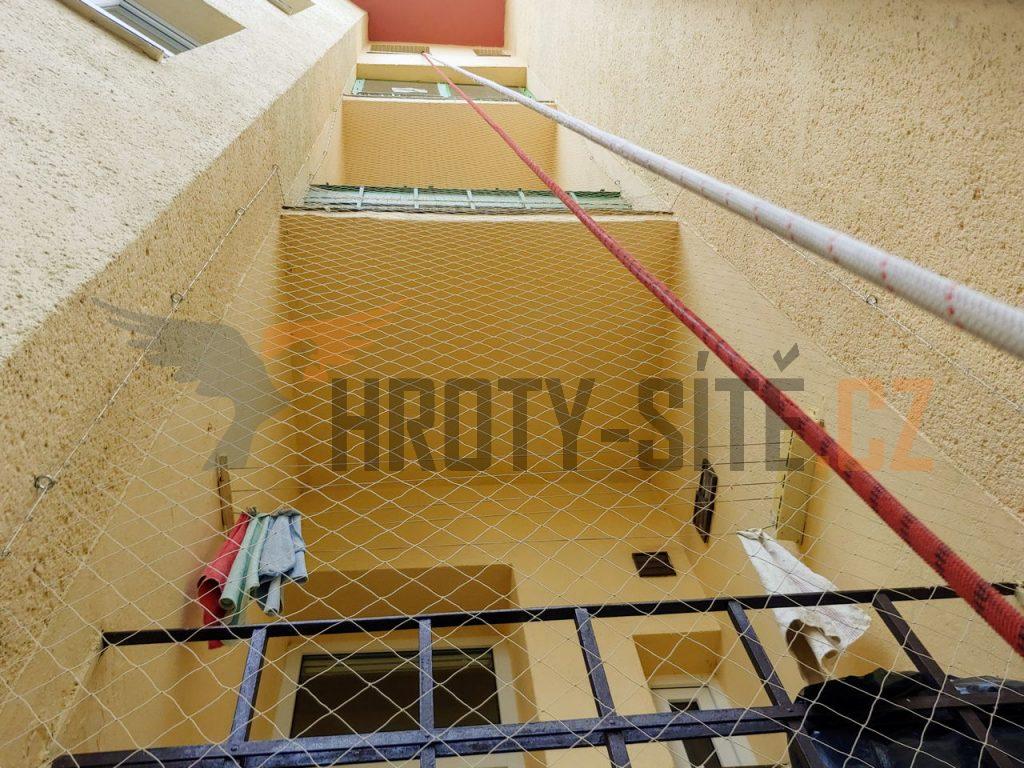 Hroty-Sítě: Profesionální montáž ochrany proti ptactvu. Hroty-Sítě: Profesionální montáž ochrany proti ptactvu.