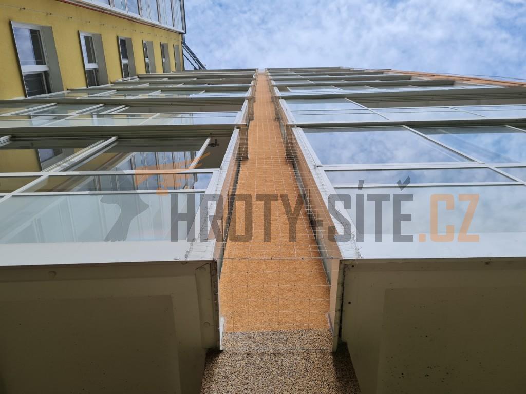 Hroty-Sítě: Profesionální montáž ochrany proti ptactvu. Hroty-Sítě: Profesionální montáž ochrany proti ptactvu.